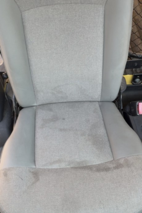 Siège auto gris avant nettoyage Cosmova